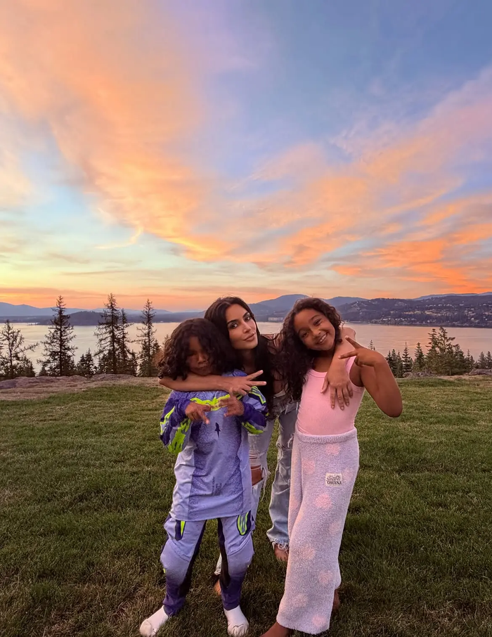 Kim Kardashian vui vẻ bên các con.