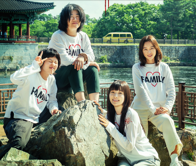 Nụ cười trong poster thứ hai che giấu bí mật đằng sau hành trình đến Gyeongju.