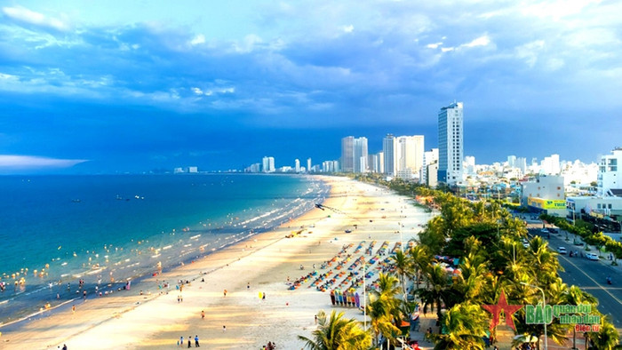 Nét đẹp thanh bình ở bãi biển Mỹ Khê. Ảnh: báo Quân đội Nhân dân