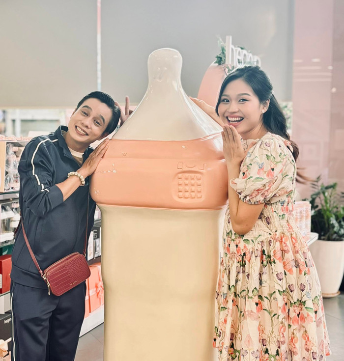 Lê Lộc thường xuyên chia sẻ hình ảnh đời thường cùng ông xã. (Ảnh: FBNV)