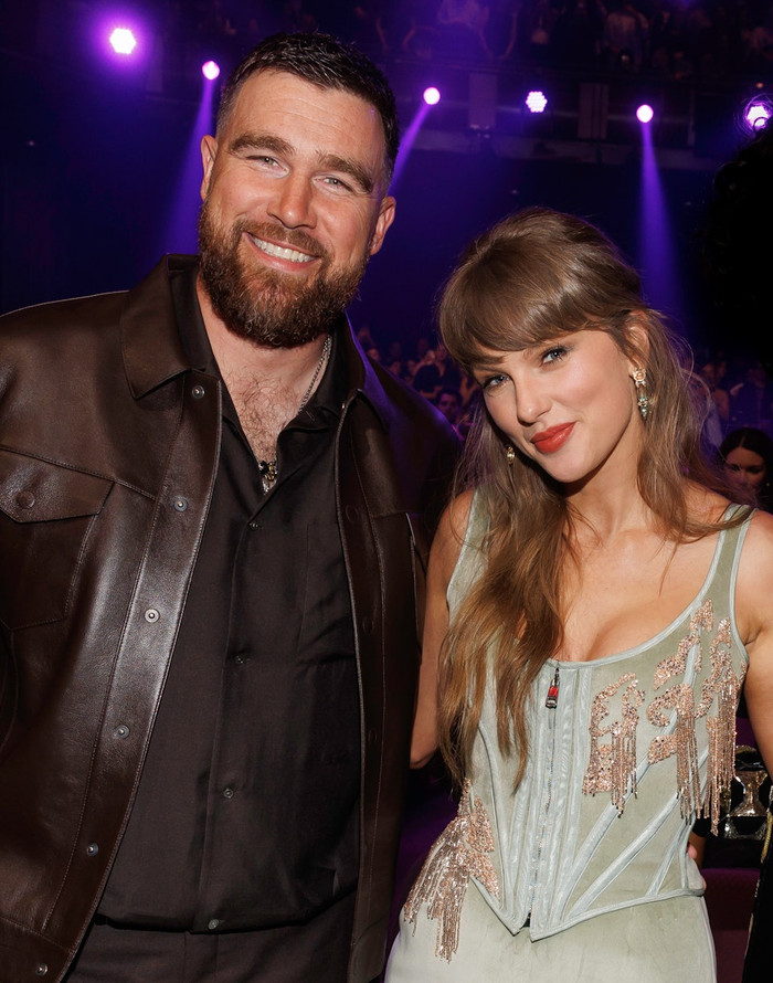 Taylor Swift lần đầu lộ diện sau đám cưới bí mật, nhẫn đính hôn gây chú ý Ảnh 1