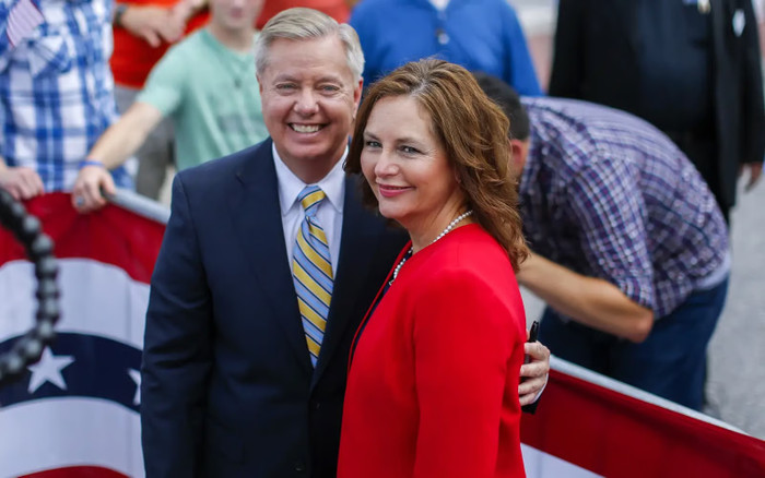 Cố Thượng nghị sĩ đảng Cộng hòa Lindsey Graham (bên trái) chưa từng kết hôn hay có con và rất thân thiết với em gái mình, Darline Graham Nordone. (Ảnh của EPA Images)