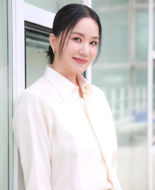 Trở lại màn ản nhỏ sau 3 năm vắng bóng, Uhm Jung Hwa hứa hẹn sẽ đem đến tiếng cười và sự sâu lắng của một nữ đặc vụ trong OK! Madam: Bon Voyage.