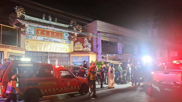 Đang lái xe thì có bàn chân chạm vào lưng, nam tài xế kinh hoàng khi quay đầu lại Ảnh 2