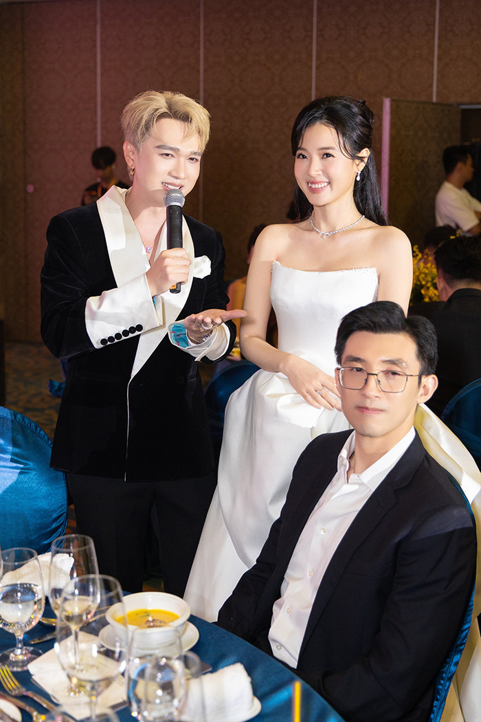 Vợ chồng Midu tình tứ giữa sự kiện, loạt khoảnh khắc ngọt ngào khiến fan 'tan chảy' Ảnh 2