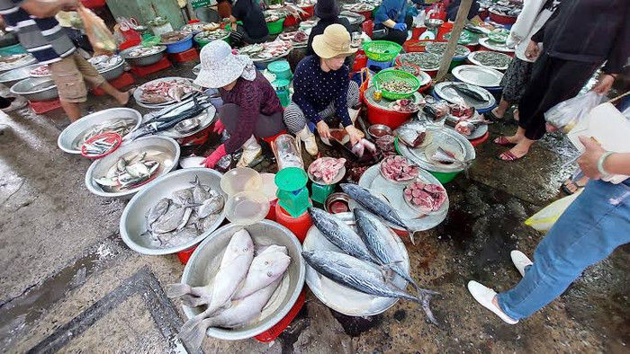 Chợ hải sản với các loại tươi ngon ở Đà Nẵng. Ảnh: báo Thanh Niên