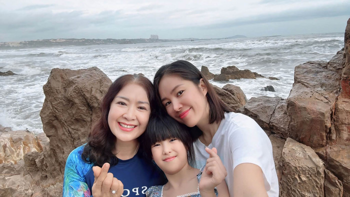 Lê Phương thường xuyên chia sẻ ảnh cùng mẹ và con gái. (Ảnh: FBNV)