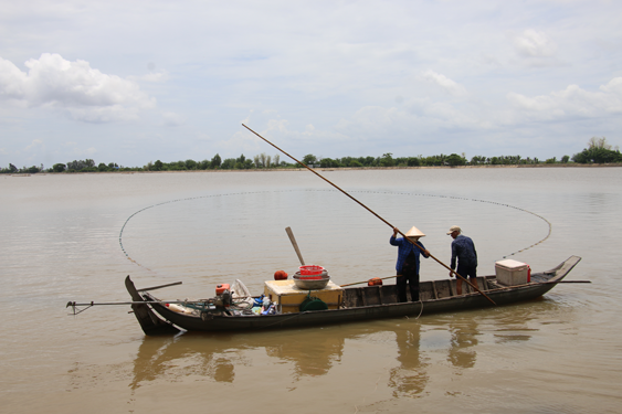 Người dân các xã đầu nguồn tỉnh Đồng Tháp đánh bắt thủy sản trên đồng mùa nước nổi. Ảnh: Tuổi Trẻ Online&nbsp;