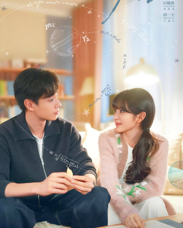 Điền Hi Vi và Hồ Nhất Thiên đóng chính trong Bạn Gái Thiên Tài, bộ phim chuyển thể từ tiểu thuyết của Tố Quang Đồng, dự kiến phát sóng trên iQIYI. Tác phẩm kể về Lâm Tri Hạ, cô gái sở hữu IQ 174 nhưng khép kín, vụng về trong giao tiếp và gần như không có bạn bè. Khi bước vào cấp ba, cô gặp Giang Du Bạch – nam sinh học giỏi, hướng ngoại. Từ những màn cạnh tranh trong học tập, cả hai dần trở thành chỗ dựa tinh thần của nhau, cùng chữa lành những tổn thương tuổi trẻ và viết nên chuyện tình thanh xuân ngọt ngào.
