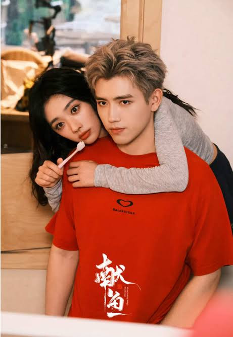 Là dự án điện ảnh chuyển thể từ tiểu thuyết của Tung Hổ Khứu Hoa, Thấy Mùa Xuân có sự tham gia của Trần Phi Vũ và Vương Ảnh Lộ. Khác với nhiều tác phẩm thanh xuân lãng mạn, bộ phim lựa chọn góc nhìn hiện thực khi kể về Giang Độ - cô gái luôn mang mặc cảm vì quá khứ gia đình và Ngụy Thanh Việt, chàng trai lớn lên trong bạo lực. Hai tâm hồn nhiều tổn thương tìm thấy sự đồng cảm ở đối phương, tạo nên câu chuyện tình vừa day dứt vừa giàu hy vọng.