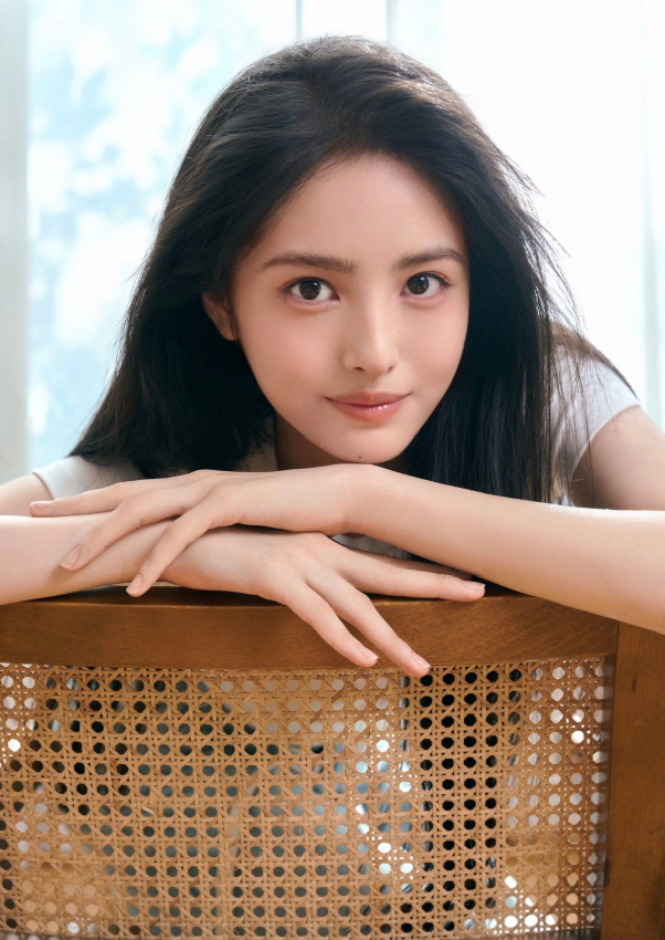 Ở tuổi 19, Tuyết Dã được kỳ vọng sẽ viết nên dấu ấn riêng, vượt qua cái bóng của những 'Tinh nữ lang' đi trước để khẳng định mình trên màn ảnh Hoa ngữ. Ảnh: Weibo.