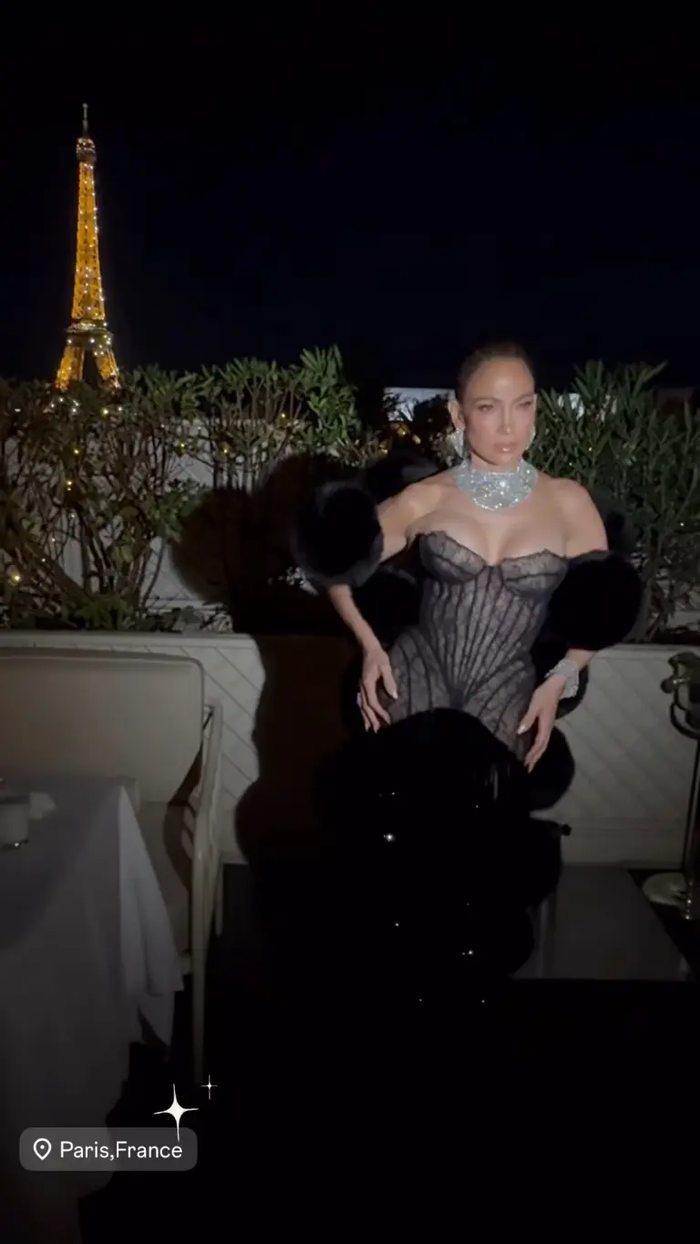 Jennifer Lopez tiếp tục khiến khách mời trầm trồ khi thay sang bộ váy corset màu đen của Tamara Ralph.