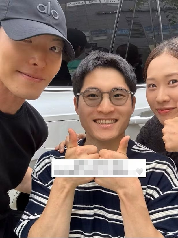 Cặp đôi YouTuber bắt gặp Kim Woo Bin, bày tỏ sự thích thú khi nam diễn viên tích cực ủng hộ vợ. (Ảnh từ Chosun)