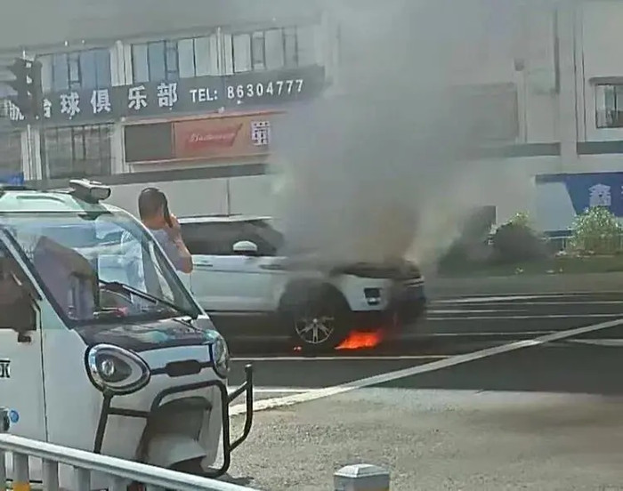 Thấy chiếc xe hơi bốc cháy giữa ngã tư, nam shipper có hành động khiến ai cũng ngỡ ngàng Ảnh 1