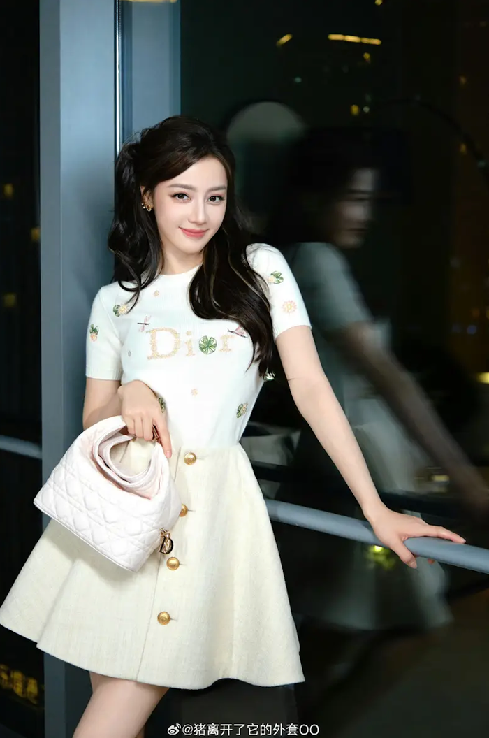 Điểm nhấn của bộ ảnh còn nằm ở thần thái biến hóa linh hoạt của Địch Lệ Nhiệt Ba. (Ảnh: Sohu)