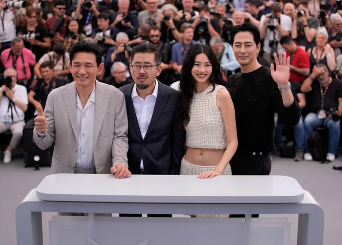 Hwang Jung Min, đạo diễn Na Hong Jin, Hoyeon và Zo In Sung. Ảnh: AP/John Locher