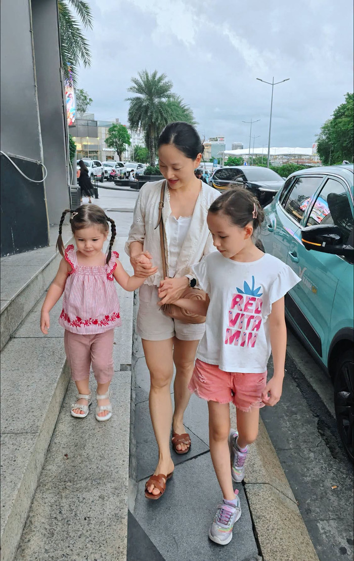Lan Phương đang bước vào giai đoạn mới của cuộc sống khi vừa cân bằng công việc, vừa dành nhiều thời gian chăm sóc hai con gái. Ảnh: FBNV.