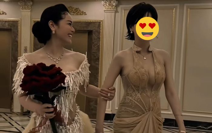 Nhật Kim Anh cười tươi rói khi khoác tay một người phụ nữ. Ảnh chụp màn hình