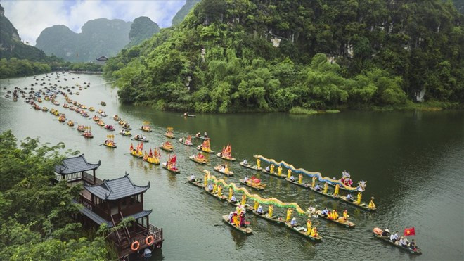 Lễ hội mùa xuân được tổ chức tại Khu du lịch sinh thái Tràng An (Ninh Bình) để tưởng nhớ công ơn của đức Thánh Quý Minh Đại Vương. Ảnh: NT/Báo Lao Động