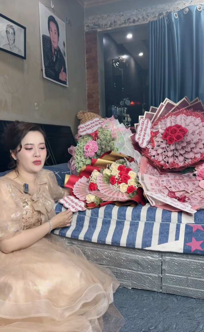 Hồng Loan gặp sự cố về biểu diễn trong đêm nhạc phòng trà gần đây.