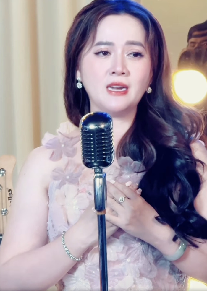 Con gái cố NSƯT Vũ Linh vẫn vướng nhiều tranh luận với giọng hát của mình.