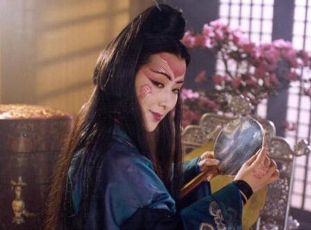 Đông Phương Bất Bại do Mao Uy Đào đóng trong phim Tiếu ngạo giang hồ năm 2001.
