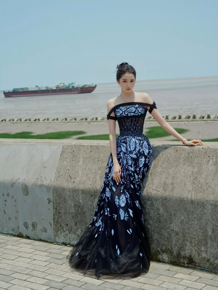 Sau nhiều biến động, Quan Hiểu Đồng vẫn duy trì lịch trình làm việc dày đặc. Ảnh: Weibo.