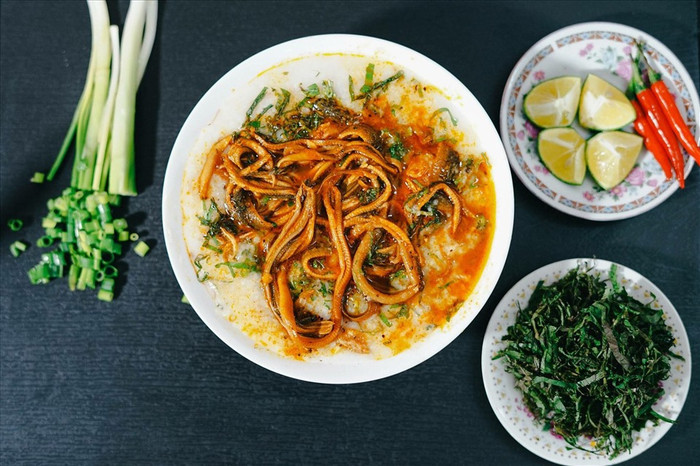 Đến Nghệ An, du khách đừng quên thưởng thức món cháo lươn nức tiếng nơi đây. Ảnh: báo Lao Động