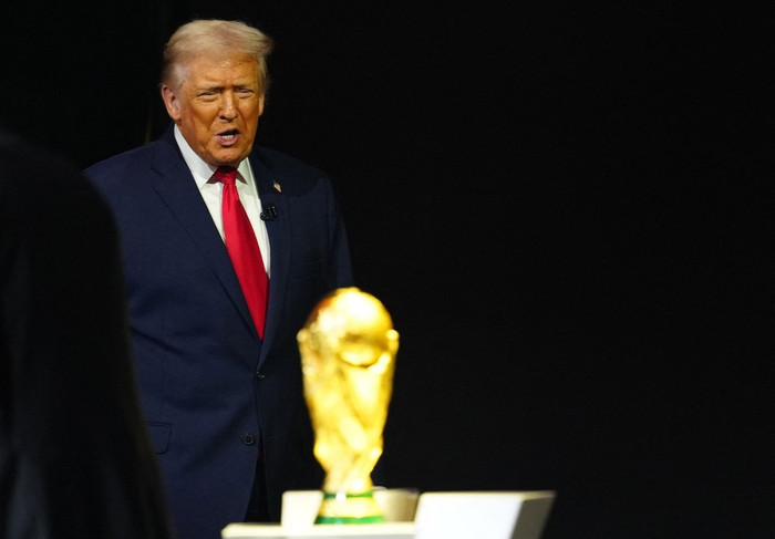 Trung tâm Biểu diễn Nghệ thuật John F. Kennedy, Washington, DC, Mỹ - ngày 5 tháng 12 năm 2025. Tổng thống Mỹ Donald Trump cùng chiếc cúp vô địch thế giới trong lễ bốc thăm World Cup 2026 (Ảnh: REUTERS)&nbsp;