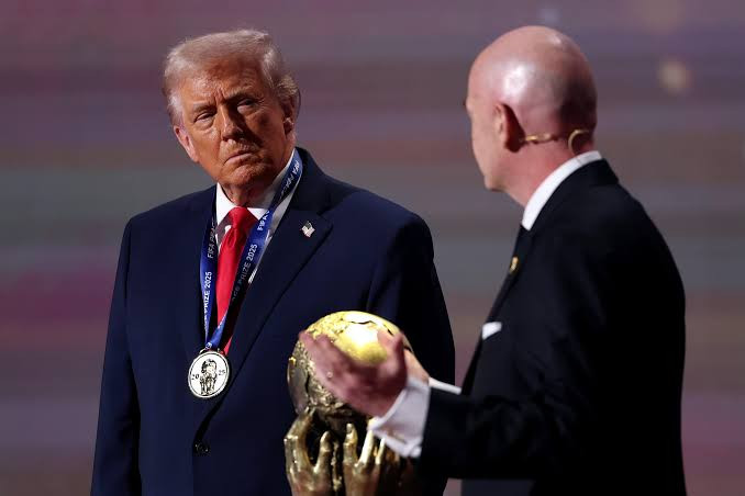 Tổng thống Mỹ Donald Trump nhận giải thưởng Hòa bình FIFA từ chủ tịch FIFA Gianni Infantino trong lễ bốc thăm World Cup tại Washington ngày 5 tháng 12 năm 2025. (Ảnh: Jia Haocheng/Pool/Getty Images)&nbsp;