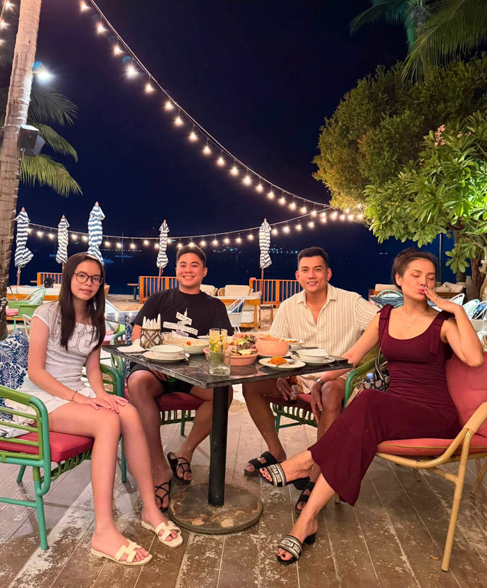 Phương Trinh Jolie diện váy đỏ quyến rũ, tận hưởng kỳ nghỉ hè cùng gia đình. (Nguồn: FBNV)
