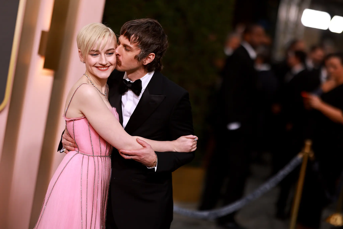Tháng 12/2019, Julia Garner và Mark Foster chính thức tổ chức hôn lễ riêng tư tại Tòa thị chính thành phố New York.&nbsp;