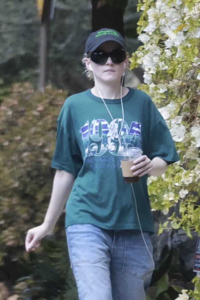 Julia Garner bị bắt gặp đi dạo một mình và không còn đeo nhẫn cưới.&nbsp;