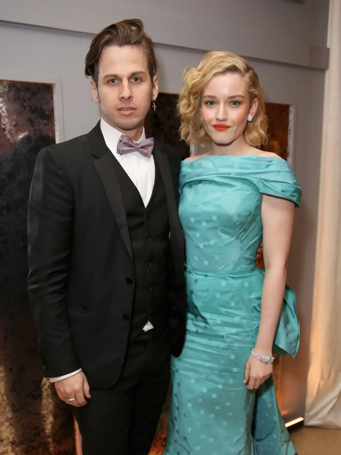 Nữ diễn viên Julia Garner và chồng là ca sĩ Mark Foster được cho là đã đường ai nấy đi sau hơn 6 năm kết hôn.