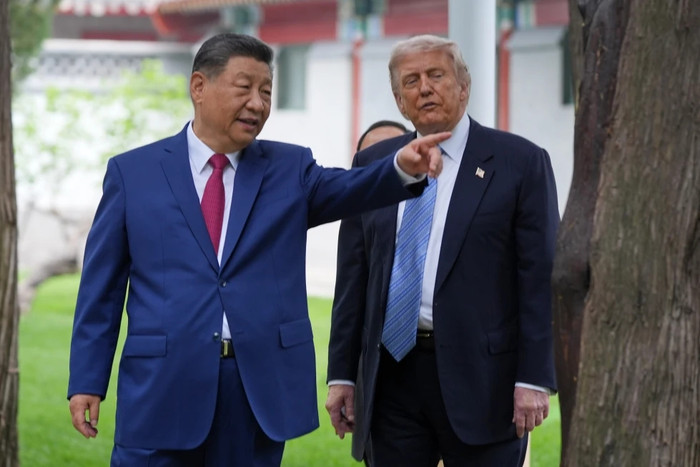 Tổng thống Donald Trump trò chuyện với Chủ tịch Trung Quốc Tập Cận Bình tại khu phức hợp lãnh đạo Trung Nam Hải, ngày 15/5/2026, ở Bắc Kinh. (Ảnh AP/Mark Schiefelbein, Pool)