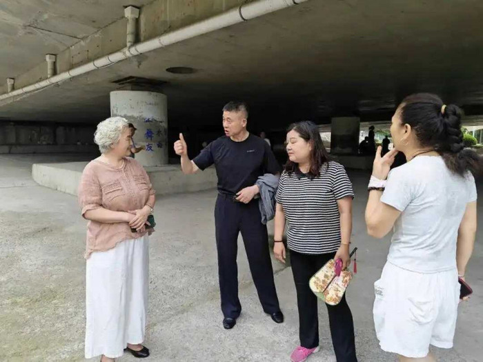 Ban đầu, Lưu Đức Vương tưởng người rơi xuống nước là một đứa trẻ, nhưng khi quan sát kỹ hơn, cô nhận ra đó là một người đàn ông trưởng thành. Mặc dù vậy, cô vẫn kiên trì và với sự giúp đỡ của những người dân tốt bụng, đã hoàn thành công tác cứu hộ.