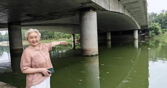 Sau khi cảnh sát tiến hành cuộc tìm kiếm trên toàn thành phố, danh tính của bà Liu Defang, 71 tuổi, cuối cùng đã được tiết lộ. Hành động dũng cảm của bà đã lay động vô số cư dân mạng, và chính quyền địa phương đã bắt đầu quá trình công nhận và khen thưởng bà. (Ảnh/Lấy từ Anhui Daily)