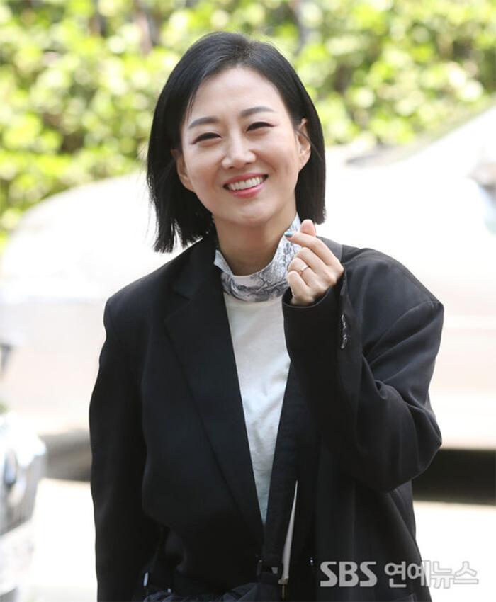 Jang Yoon Jung vừa có những chia sẻ đầu tiên sau khi vướng vào những tranh cãi liên quan đến nghi vấn lừa đảo của mẹ ruột.