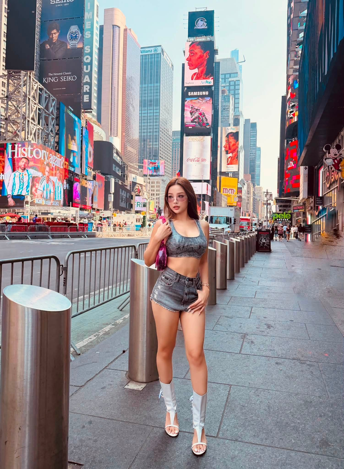 Những hình ảnh Huyền Baby 'thả dáng' giữa đường phố New York gây sốt mạng xã hội.