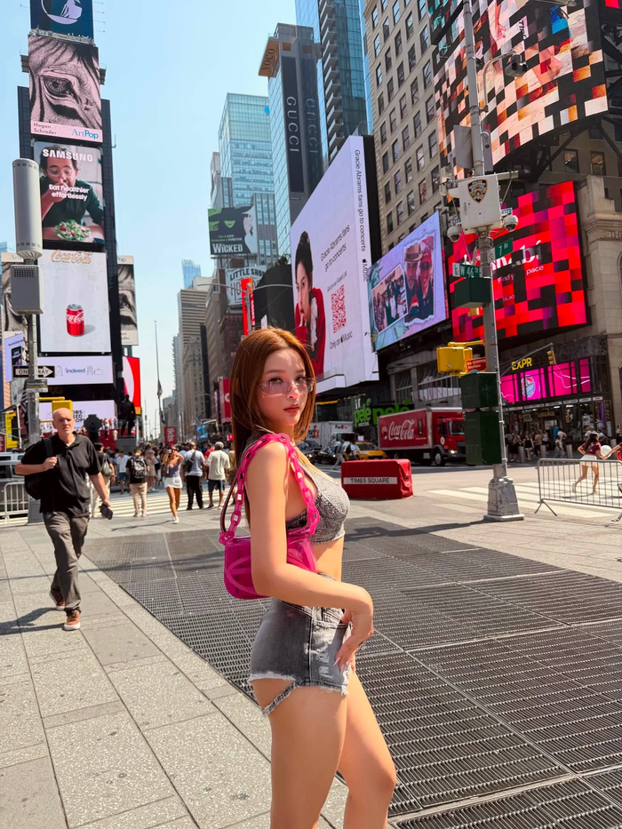 Huyền Baby diện quần ngắn cũn khoe dáng trên đường phố New York Ảnh 2