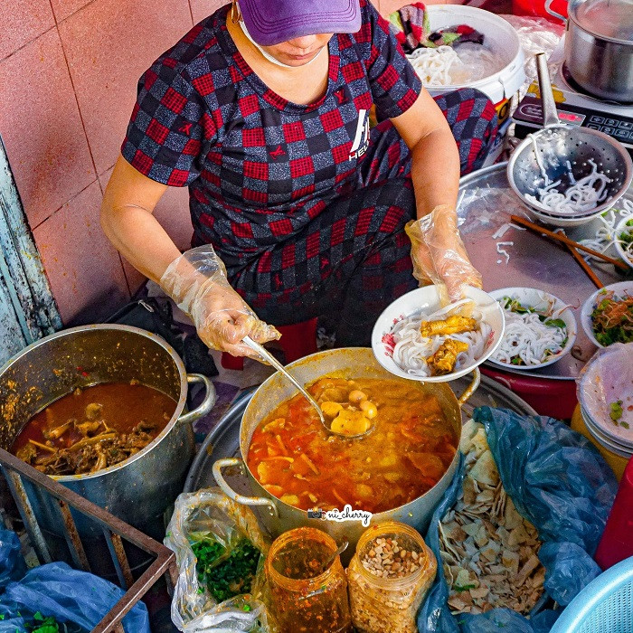 Mì Quảng Đà Nẵng ngon nức tiếng ở trên đường Đống Đa. Ảnh: NBT/Page Dulichvietnam.com
