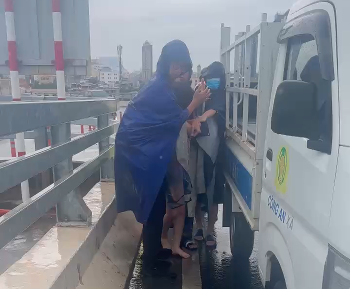 Công an phường Thủy Nguyên kịp thời ngăn cản một nữ sinh có ý định nhảy cầu. Ảnh: Cổng TTĐT Bộ Công an
