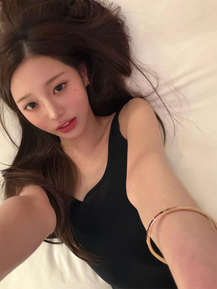 Nhan sắc nổi bật và thần thái cuốn hút của Jang Wonyoung gây sốt mạng xã hội.