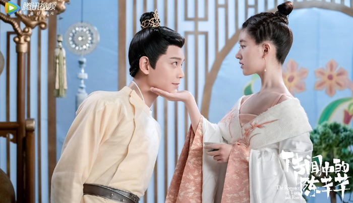 Triệu Lộ Tư và Đinh Vũ Hề tạo nên cặp đôi được nhiều khán giả yêu mến trong Trần Thiên Thiên Trong Lời Đồn. Nữ biên kịch Trần Tiểu Thiên bất ngờ xuyên vào chính kịch bản mình viết và trở thành Tam công chúa Trần Thiên Thiên - nhân vật vốn được định sẵn sẽ chết rất sớm. Muốn thay đổi số phận, cô phải tận dụng hiểu biết về cốt truyện để từng bước xoay chuyển tình thế. Tác phẩm gây ấn tượng nhờ bối cảnh 'nữ tôn', những màn đối đầu giữa hai quốc gia có quan niệm trái ngược về quyền lực nam - nữ cùng chuyện tình hài hước giữa Trần Thiên Thiên và Hàn Thước.