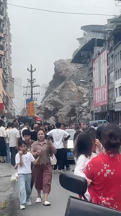 Sạt lở đất ở Trung Quốc: Nhiều người bị chôn vùi, hàng chục cư dân sơ tán khẩn cấp Ảnh 3