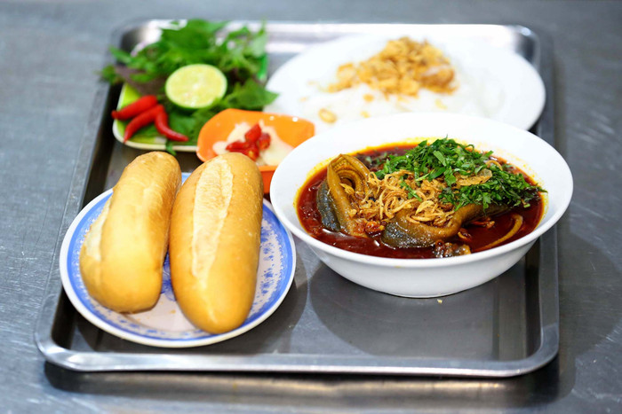 Bát súp lươn cay nồng. Ảnh: Đình Tuyên/Báo Nghệ An