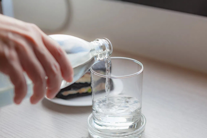 Nước lọc vẫn là thức uống được các chuyên gia đánh giá cao nhất sau bữa ăn. (Ảnh minh họa từ Internet)