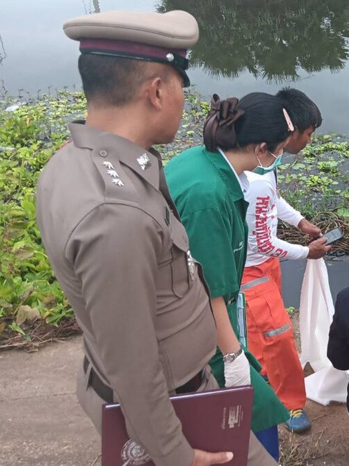 Đi câu cá thì phát hiện túi ni lông lạ, người đàn ông 'tái mặt' khi mở ra Ảnh 2