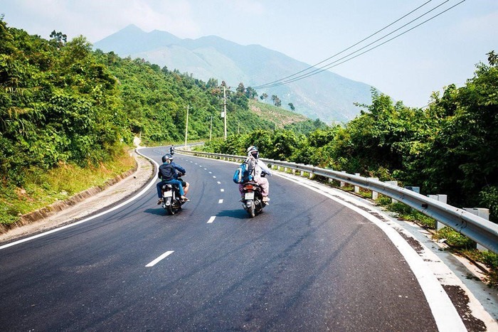 Cung đường đi đến Làng Vân. Ảnh: MOTOGO