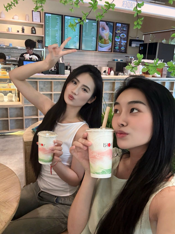 Hoa hậu Ý Nhi hội ngộ Hoa hậu Yến Nhi, nhan sắc đời thường gây sốt. (Nguồn: FBNV)